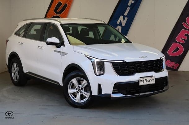 2023 Kia Sorento S in White
