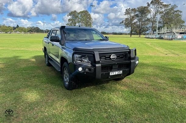 2025 Nissan Navara ST in Silver