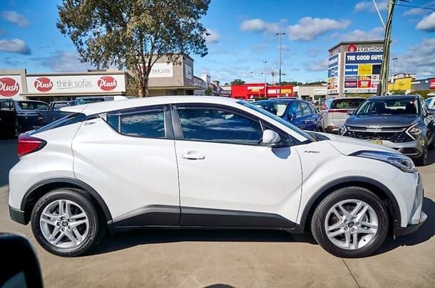 2022 Toyota C-HR GXL in White