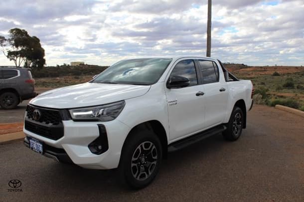 2025 Toyota Hilux SR5 48V in White