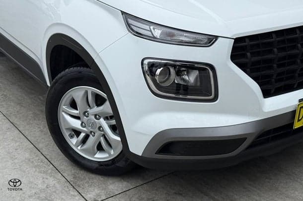 2025 Hyundai Venue Base in Atlas White
