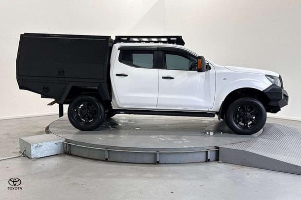 2022 Nissan Navara ST in White