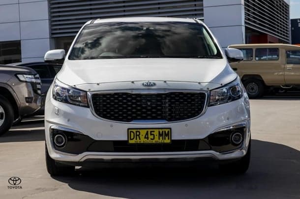 2017 Kia Carnival Platinum in White