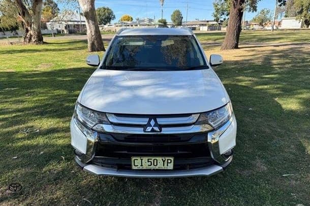 2016 Mitsubishi Outlander XLS in White