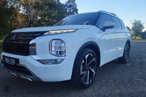 2025 Mitsubishi Outlander PHEV Exceed in White