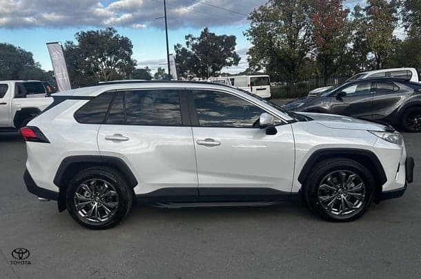 2023 Toyota RAV4 GXL in White