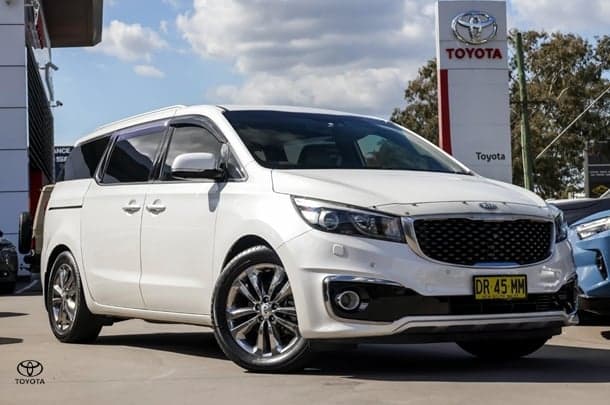 2017 Kia Carnival Platinum in White