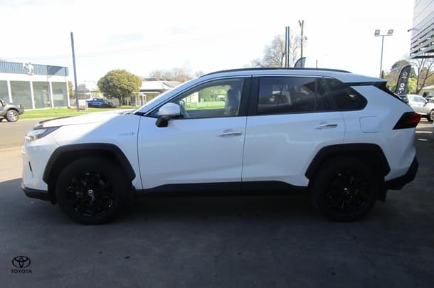 2022 Toyota RAV4 Cruiser in White