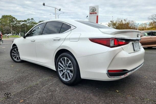 2025 Lexus ES ES300h Luxury in White