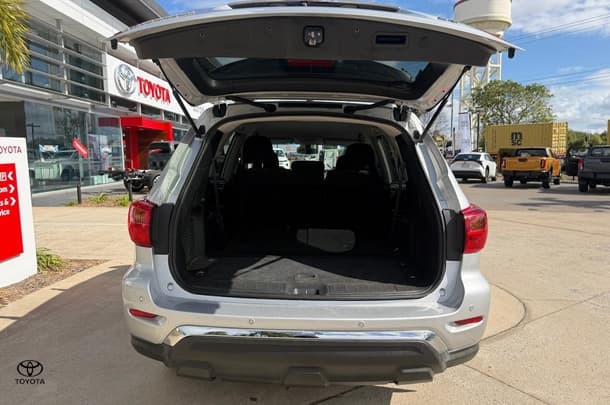 2018 Nissan Pathfinder ST in Silver