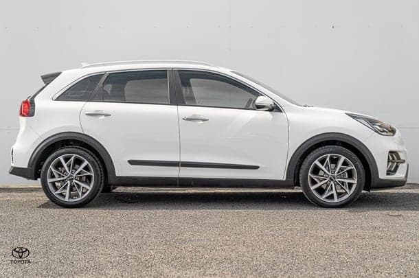 2022 Kia Niro Hybrid S in White
