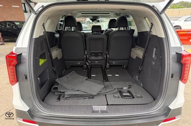 2025 Kia Carnival GT-Line HEV in Snow White Pearl (Swp)