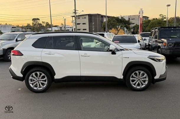 2022 Toyota Corolla Cross GXL in White