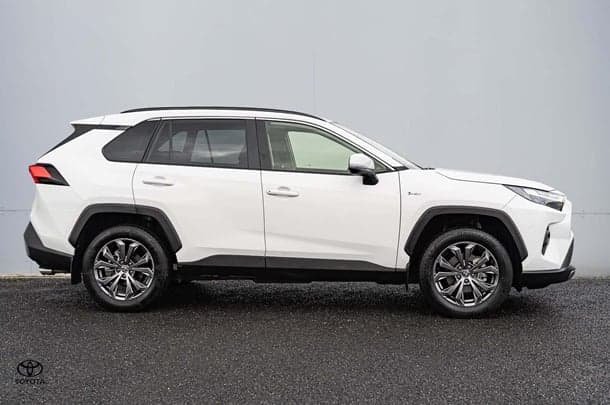 2024 Toyota RAV4 GXL in White
