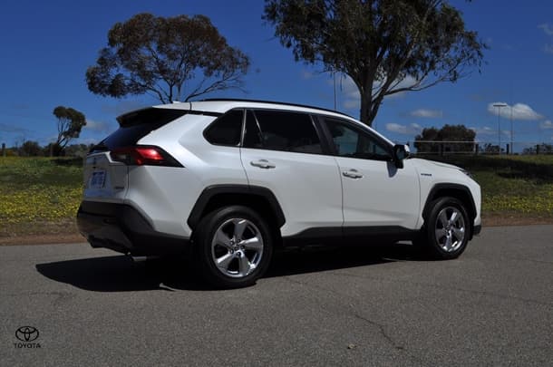 2019 Toyota RAV4 GXL in White