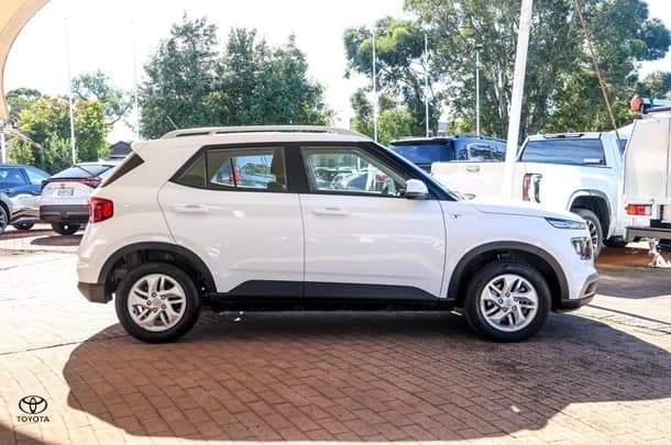 2025 Hyundai Venue Base in Polar White
