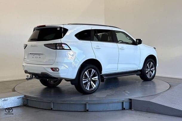 2023 Isuzu MU-X LS-T in White