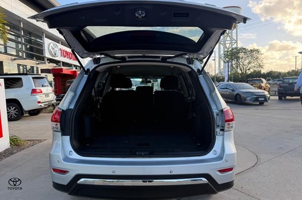 2013 Nissan Pathfinder ST in Silver