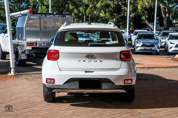 2025 Hyundai Venue Base in Polar White