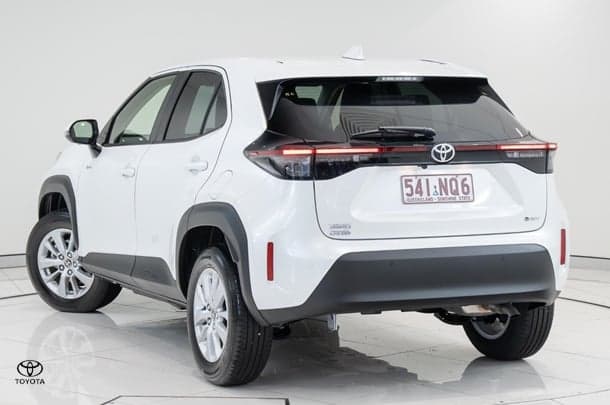 2025 Toyota Yaris Cross GXL in White