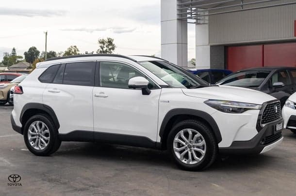 2023 Toyota Corolla Cross GXL in White