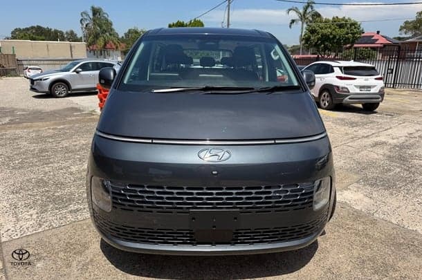 2022 Hyundai STARIA Base in Olivine Gray