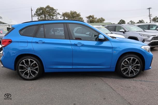 2021 BMW X1 xDrive25i in Blue