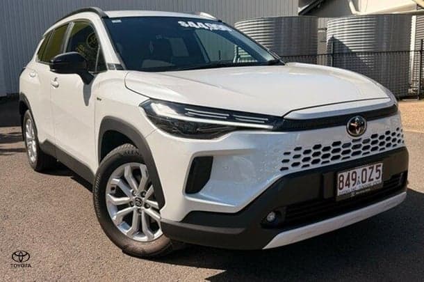 2025 Toyota Corolla Cross GXL in White