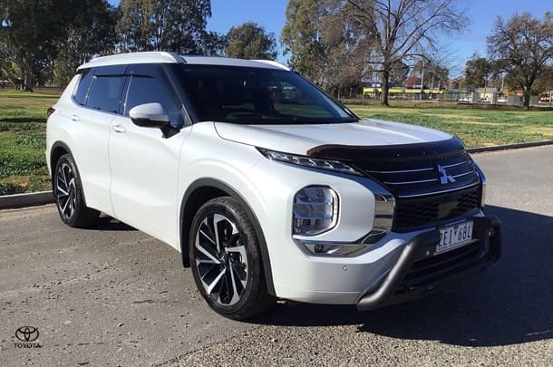 2024 Mitsubishi Outlander Exceed in White
