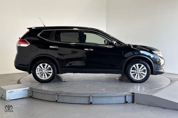 2017 Nissan X-TRAIL ST in Black