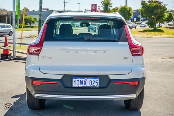 2023 Volvo XC40 Ultimate B4 Bright in White
