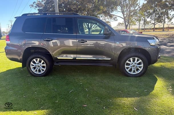 2018 Toyota Landcruiser Sahara in Grey