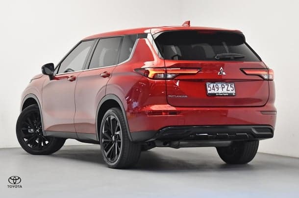 2024 Mitsubishi Outlander Black Edition in Red