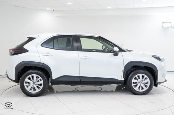 2025 Toyota Yaris Cross GXL in White