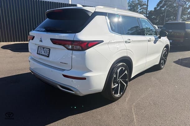 2022 Mitsubishi Outlander Exceed in White