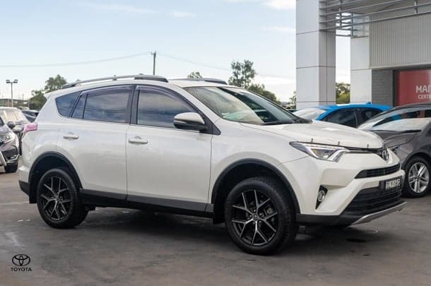 2017 Toyota RAV4 GXL in White