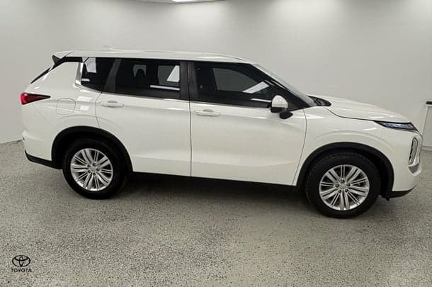 2021 Mitsubishi Outlander ES in White