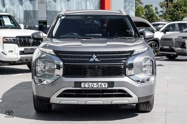 2022 Mitsubishi Outlander LS in Silver