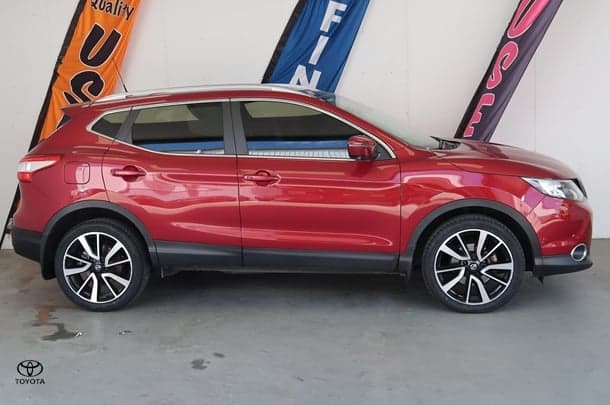 2016 Nissan QASHQAI Ti in Red
