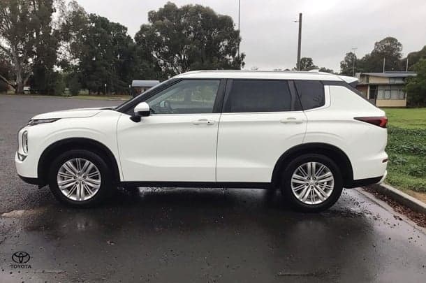 2023 Mitsubishi Outlander LS in White