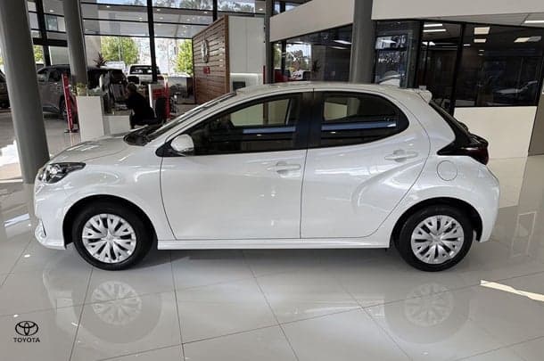 2022 Toyota Yaris Ascent Sport in White