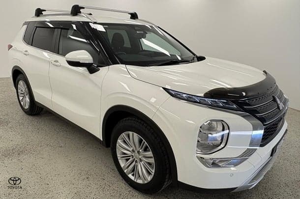 2024 Mitsubishi Outlander LS in White