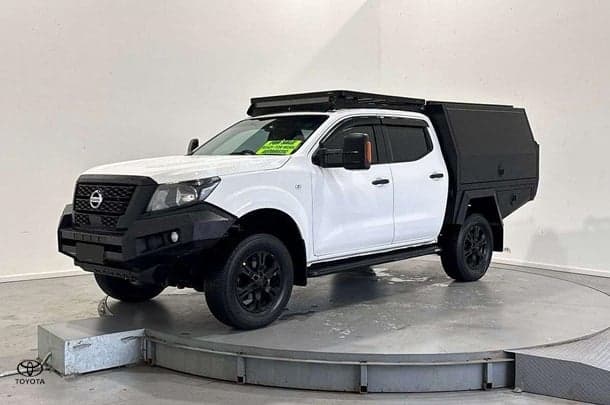 2022 Nissan Navara ST in White