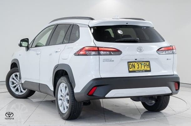 2025 Toyota Corolla Cross GXL in White