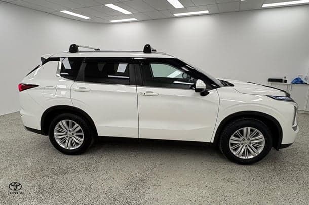 2024 Mitsubishi Outlander LS in White