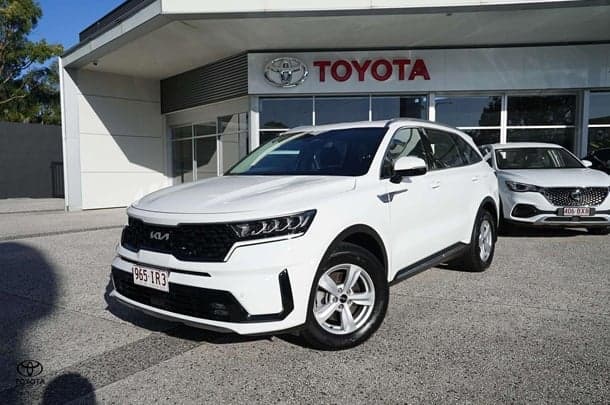 2023 Kia Sorento S in White