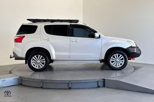 2017 Isuzu MU-X LS-M in White