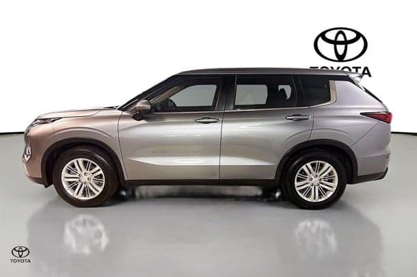 2022 Mitsubishi Outlander ES in Grey