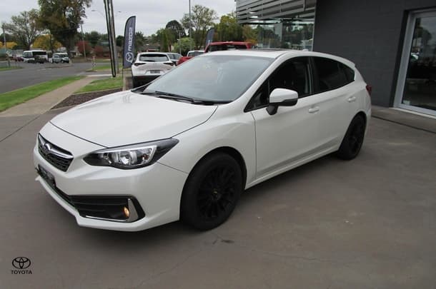 2021 Subaru Impreza 2.0i Premium in White