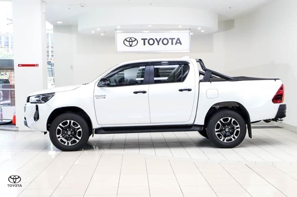 2025 Toyota Hilux SR5 48V in White